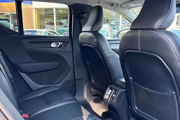 2023 Volvo XC40 Ultimate B5 Dark
