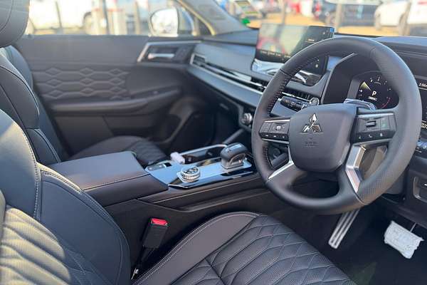 2025 Mitsubishi Outlander Exceed ZM
