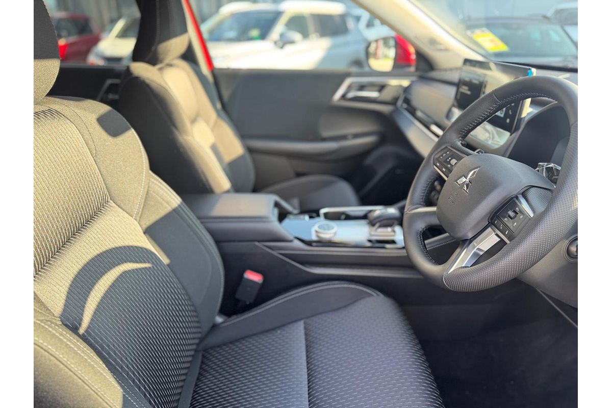 2025 Mitsubishi Outlander LS ZM