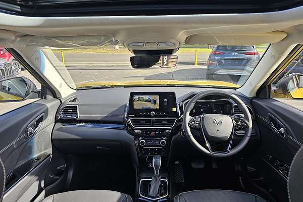 2025 Mahindra XUV3XO AX7L