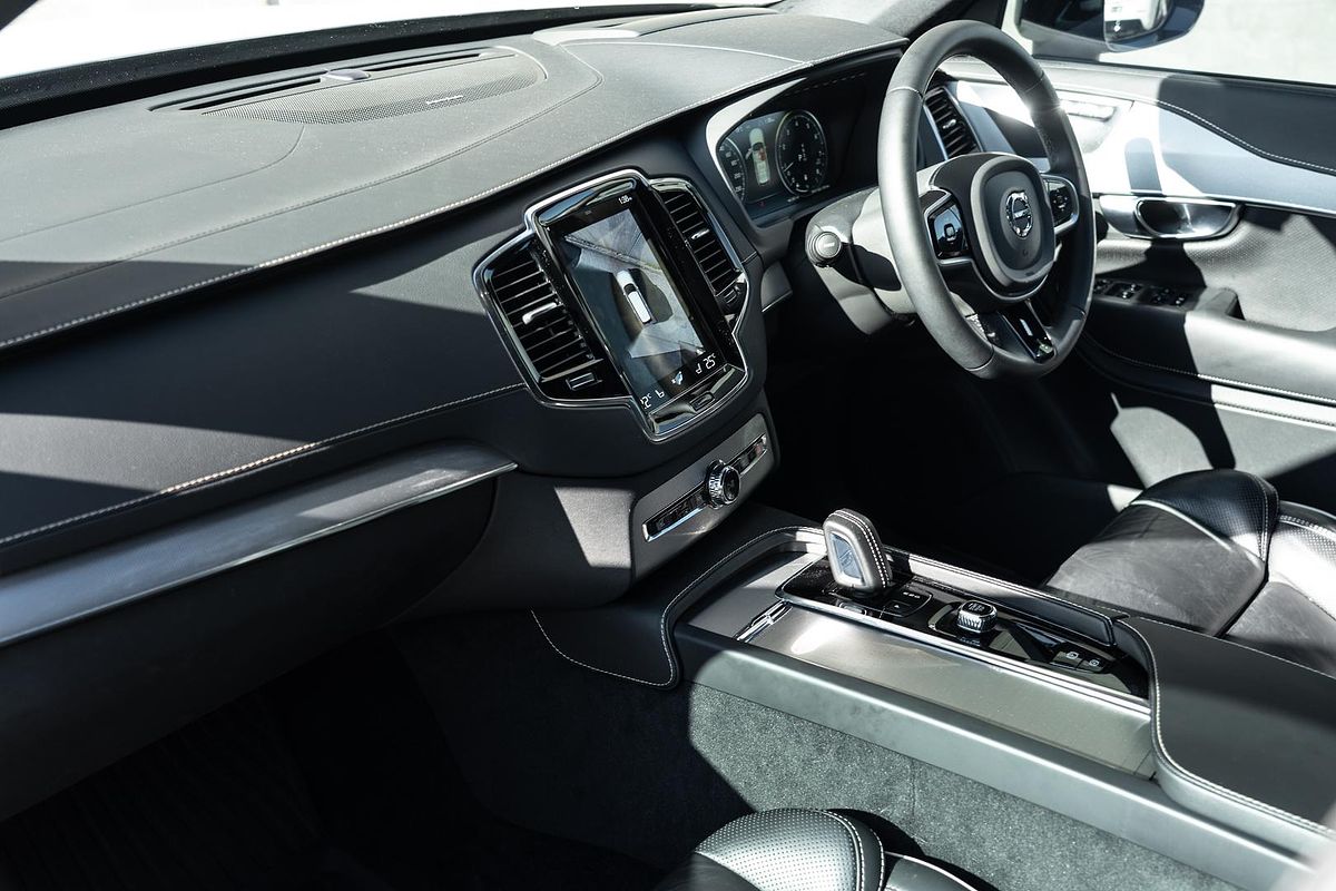 2022 Volvo XC90 B6 R-Design