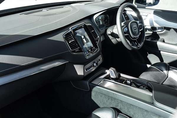 2022 Volvo XC90 B6 R-Design