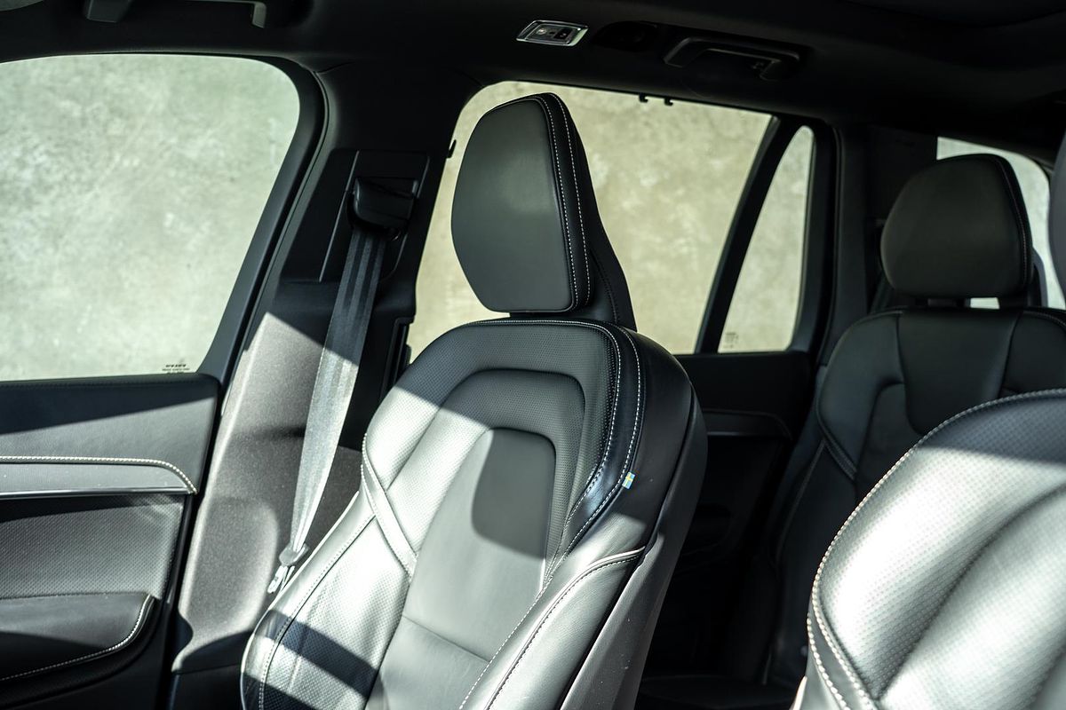 2022 Volvo XC90 B6 R-Design