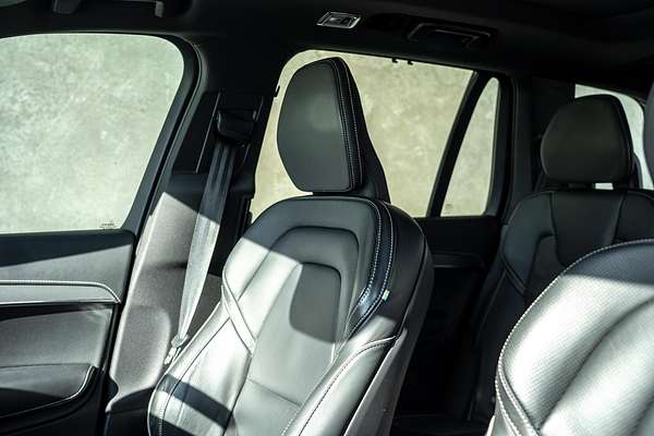 2022 Volvo XC90 B6 R-Design