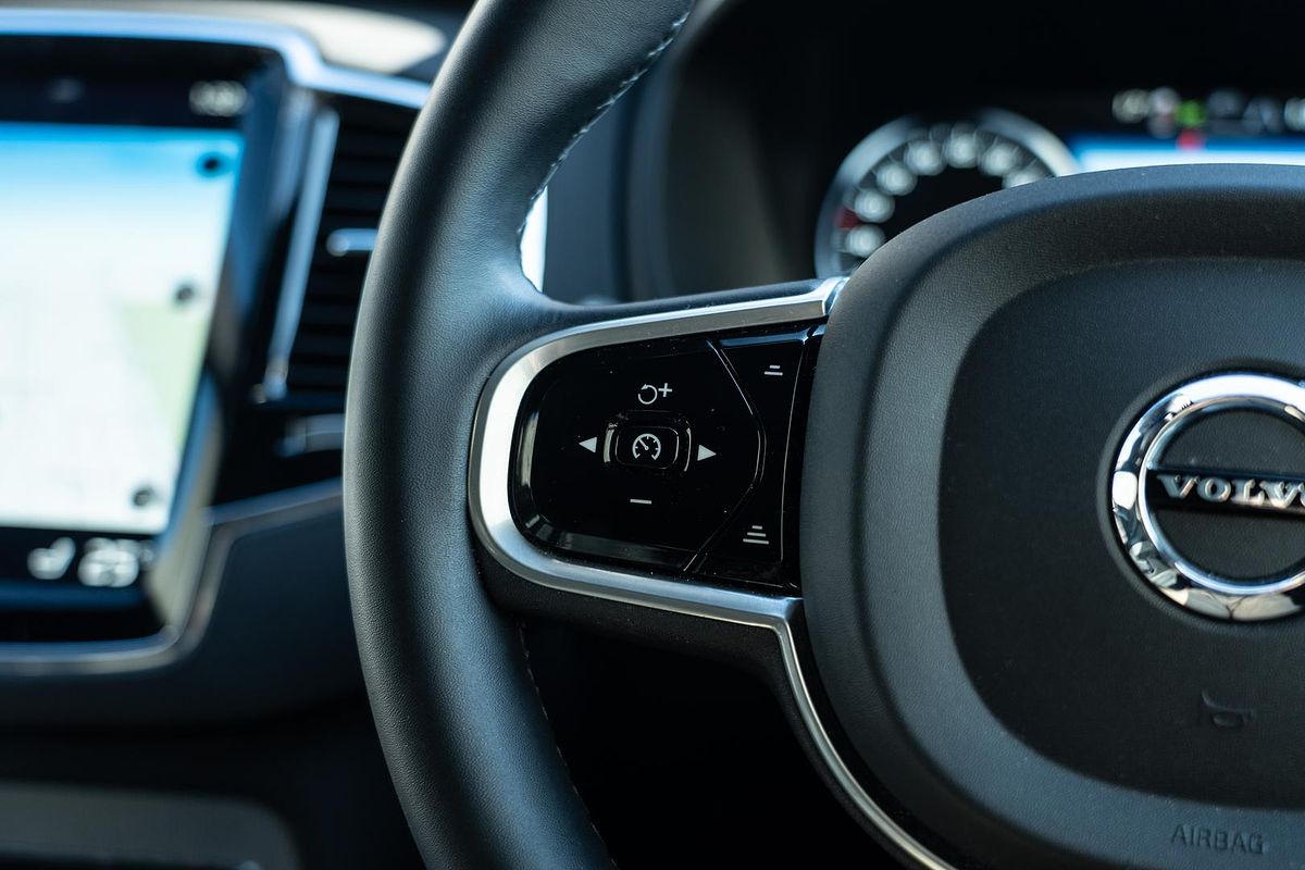 2022 Volvo XC90 B6 R-Design