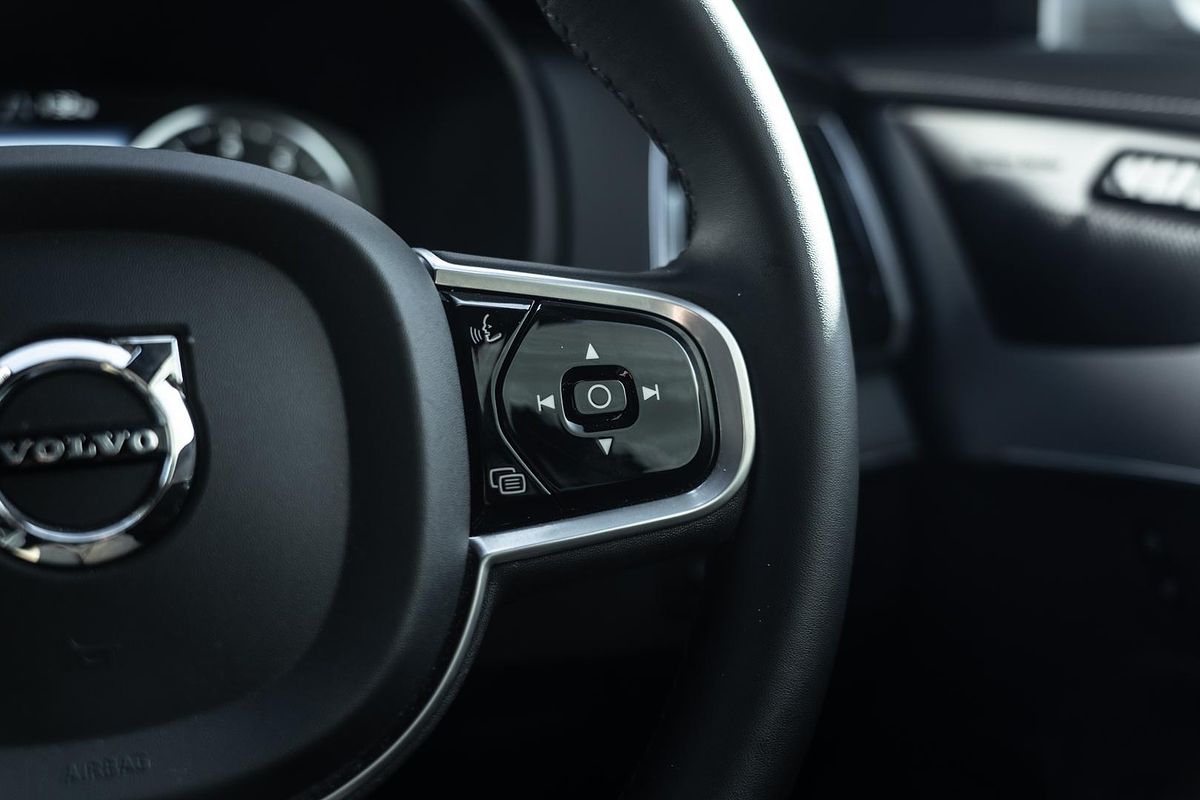 2022 Volvo XC90 B6 R-Design
