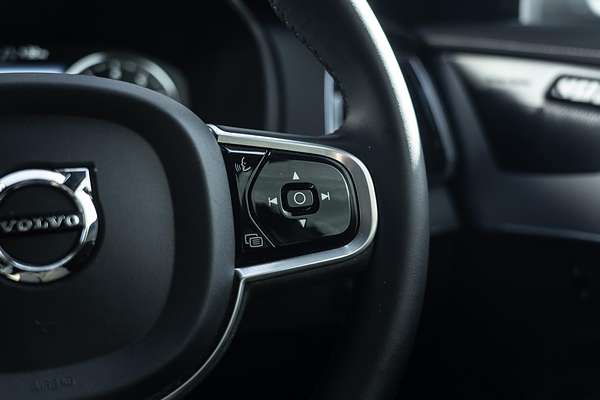 2022 Volvo XC90 B6 R-Design