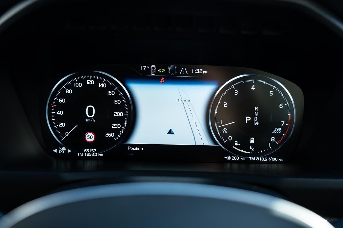 2022 Volvo XC90 B6 R-Design