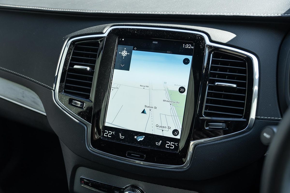 2022 Volvo XC90 B6 R-Design