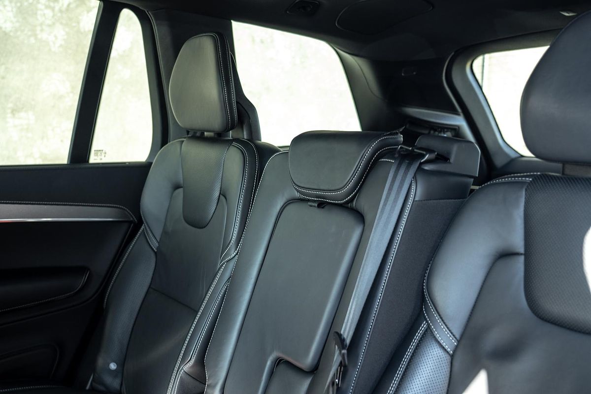 2022 Volvo XC90 B6 R-Design