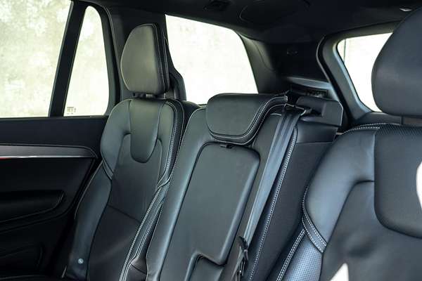2022 Volvo XC90 B6 R-Design