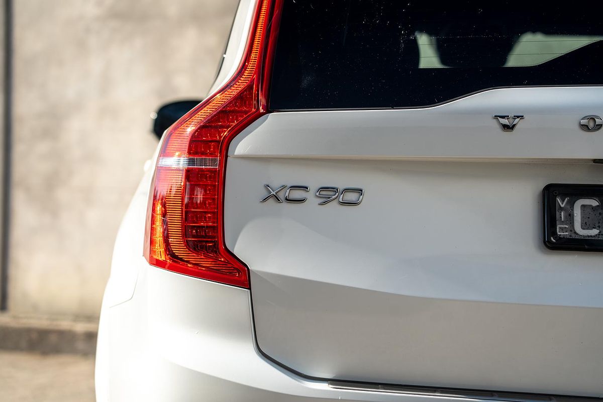 2022 Volvo XC90 B6 R-Design