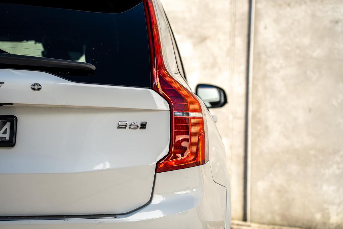 2022 Volvo XC90 B6 R-Design