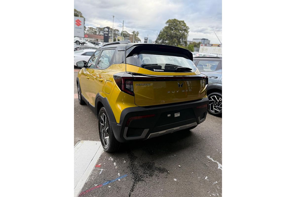 2025 Mahindra XUV3XO AX7L