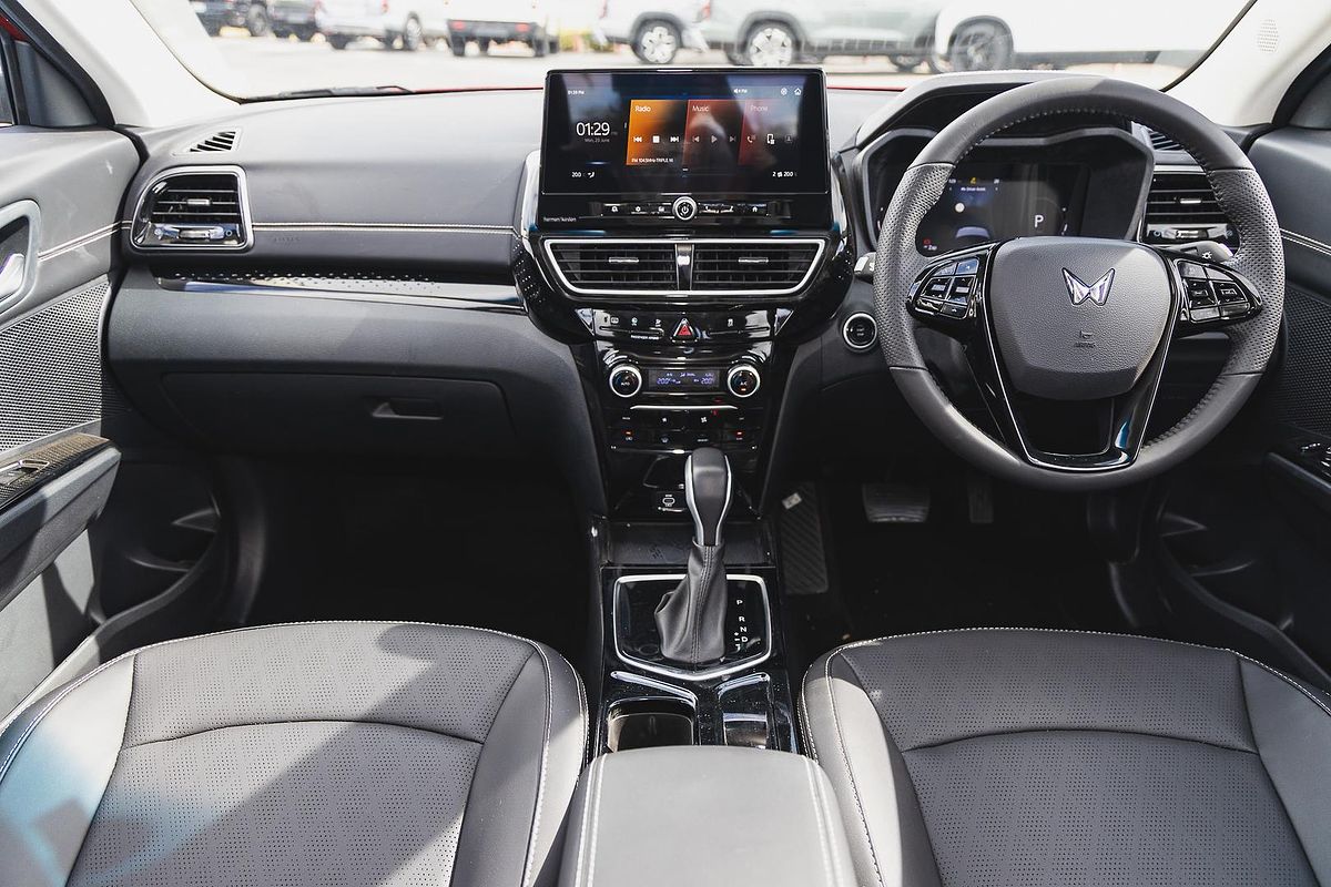2025 Mahindra XUV3XO AX7L