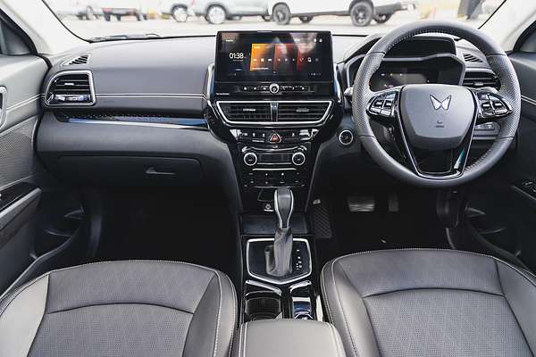 2025 Mahindra XUV3XO AX7L