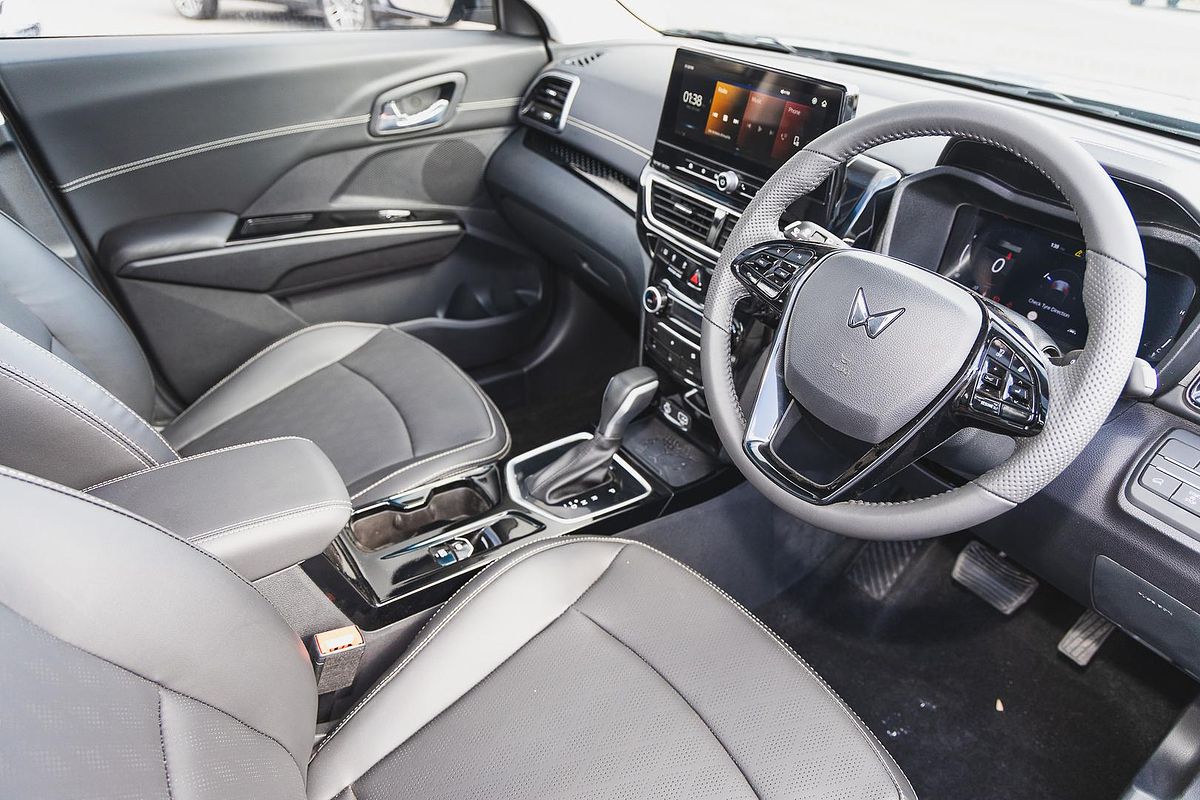 2025 Mahindra XUV3XO AX7L