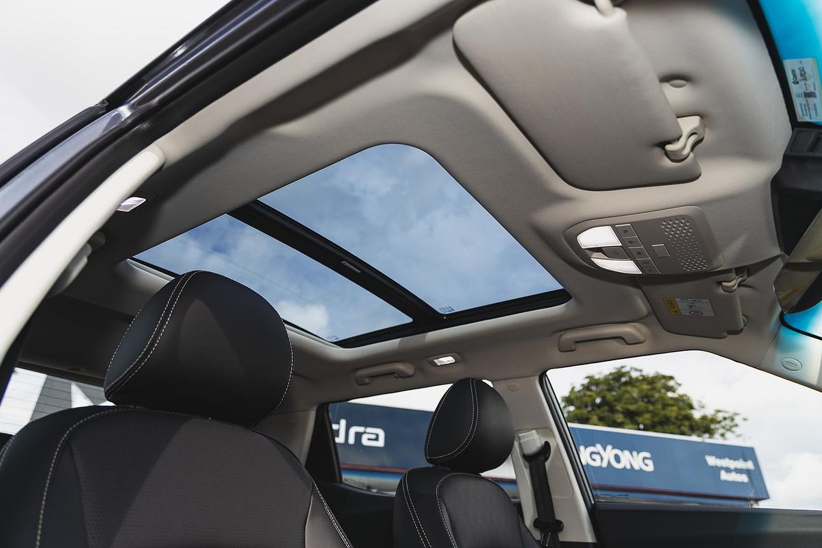2025 Mahindra XUV3XO AX7L