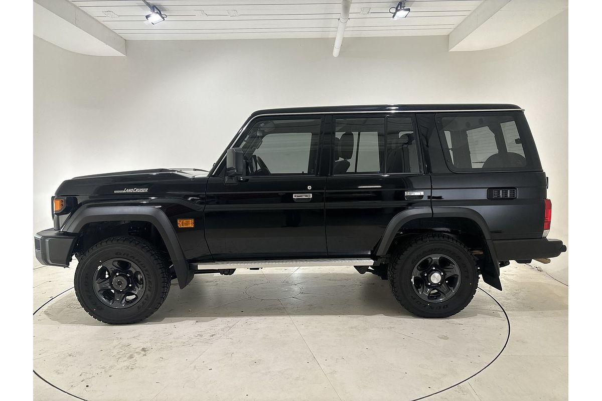 2025 Toyota Landcruiser GXL GDJL76R