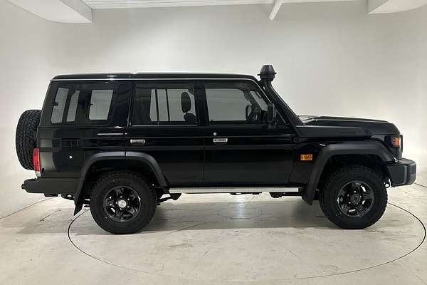 2025 Toyota Landcruiser GXL GDJL76R