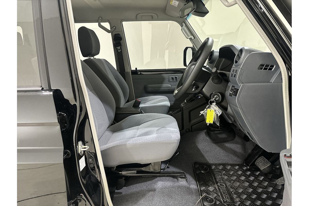 2025 Toyota Landcruiser GXL GDJL76R