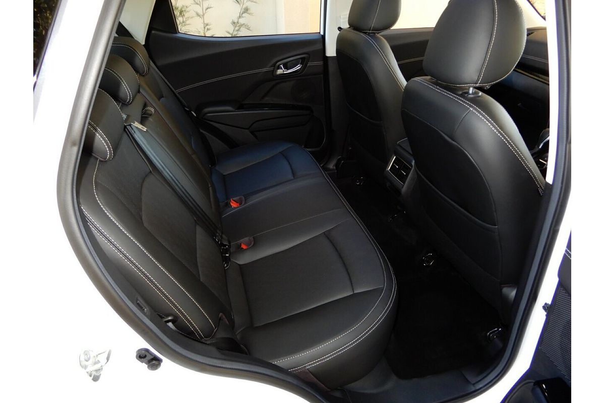 2025 Mahindra XUV 3XO AX7L