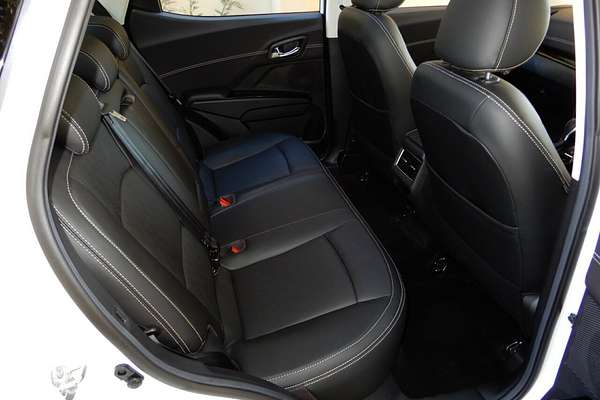 2025 Mahindra XUV 3XO AX7L
