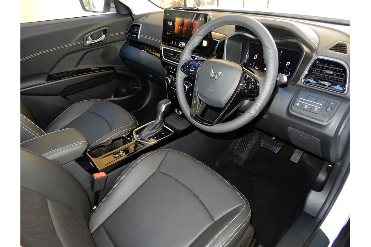 2025 Mahindra XUV 3XO AX7L