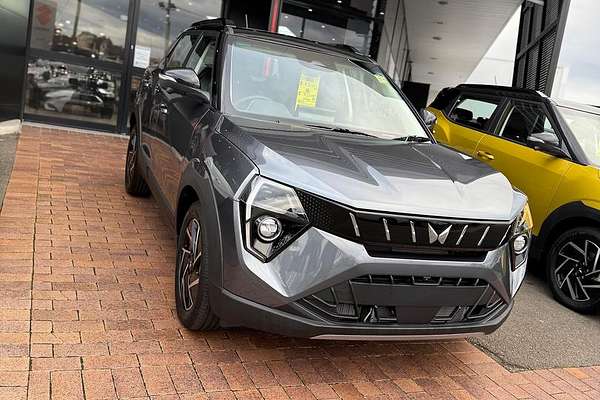 2025 Mahindra XUV3XO AX7L