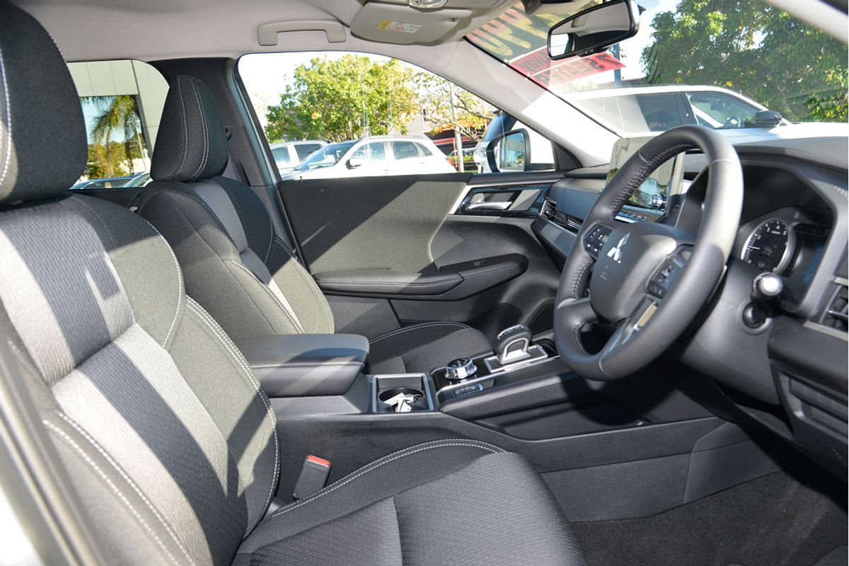 2024 Mitsubishi Outlander LS ZM