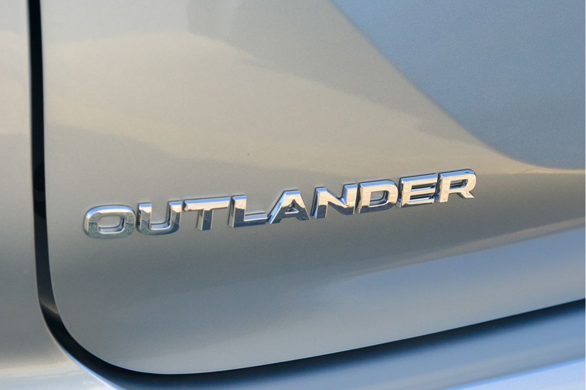 2024 Mitsubishi Outlander LS ZM