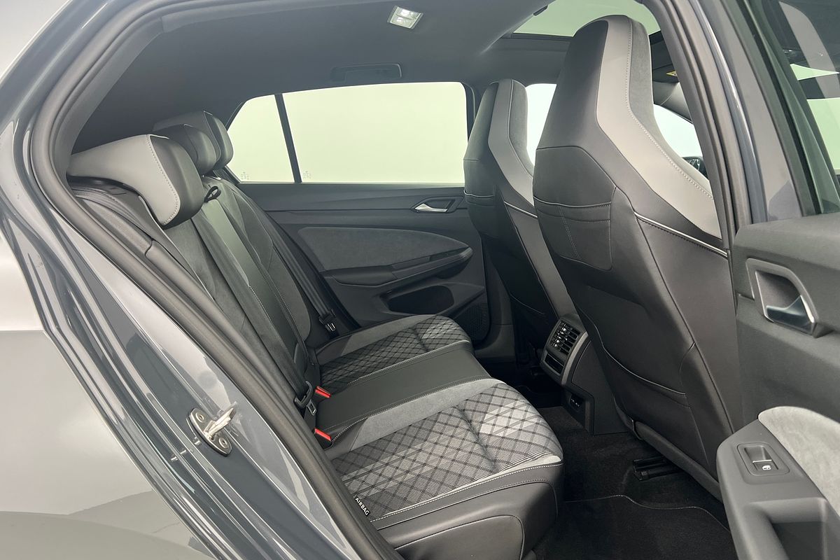 2022 Volkswagen Golf 110TSI R-Line 8