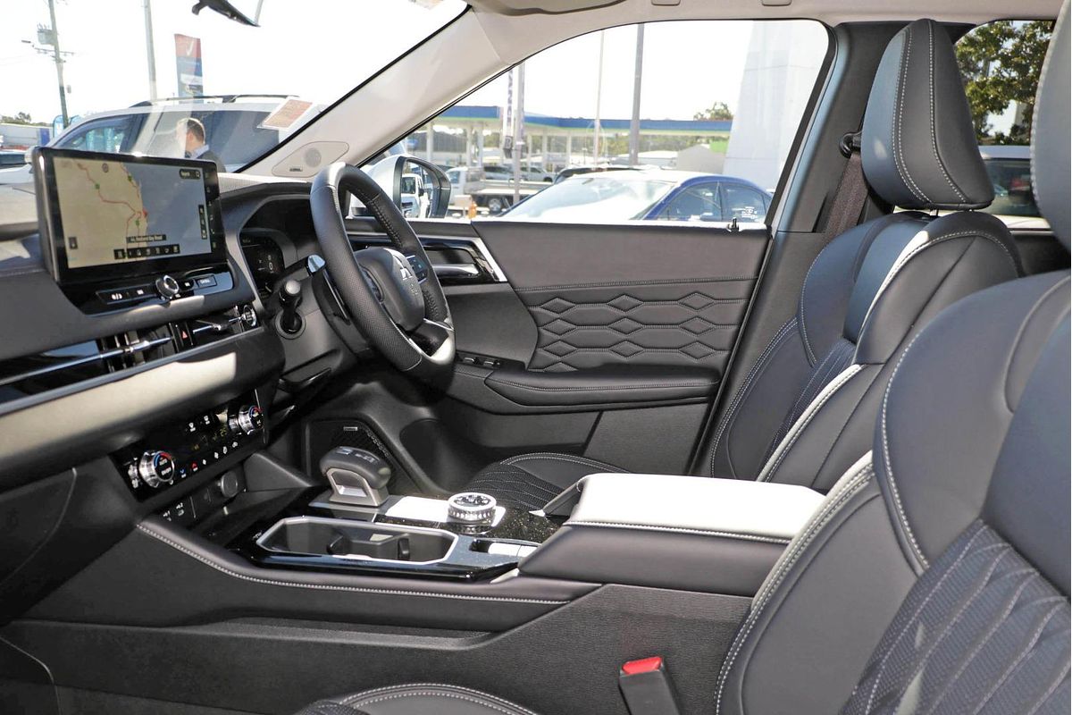 2025 Mitsubishi Outlander Exceed ZM