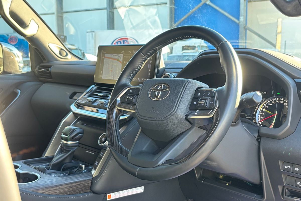 2024 Toyota Landcruiser Sahara FJA300R