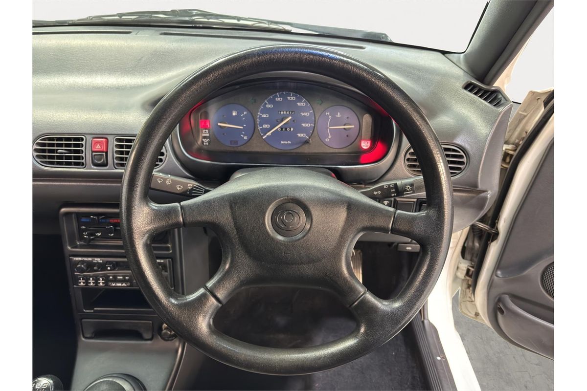 1996 Mazda 121 DB1033