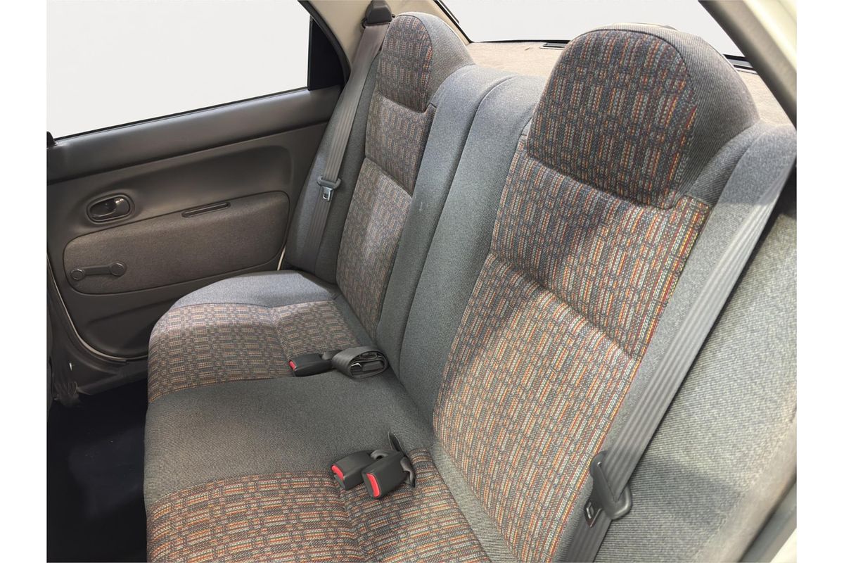 1996 Mazda 121 DB1033
