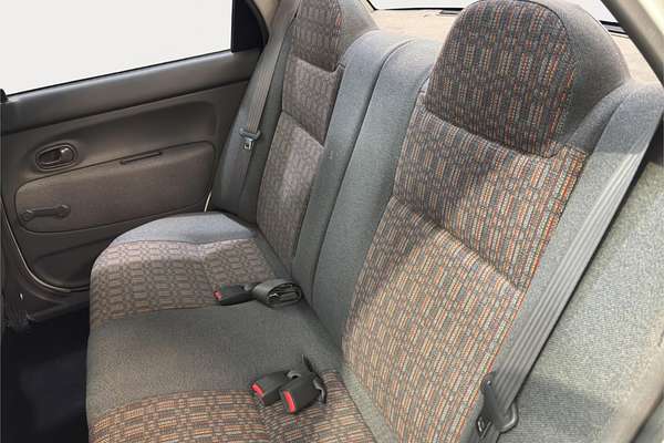 1996 Mazda 121 DB1033