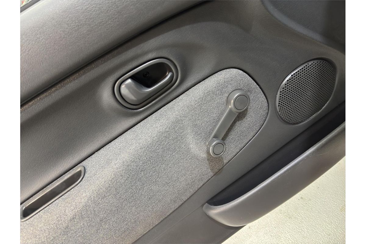 1996 Mazda 121 DB1033