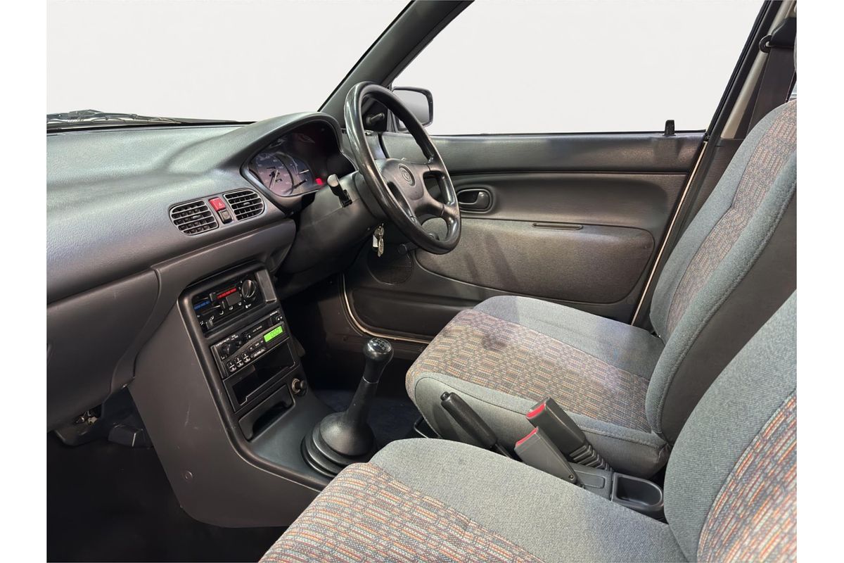 1996 Mazda 121 DB1033