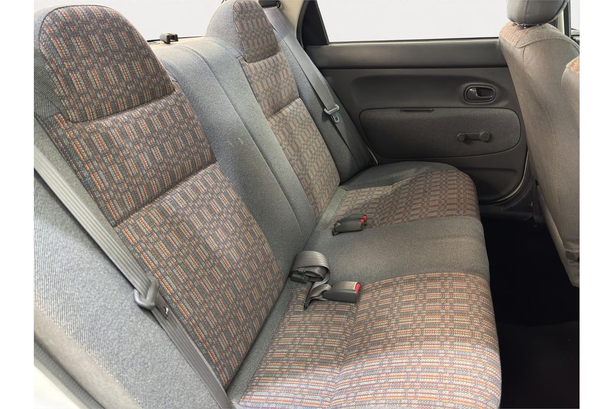 1996 Mazda 121 DB1033