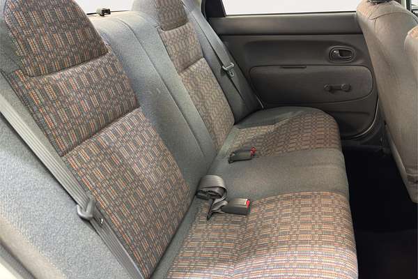 1996 Mazda 121 DB1033