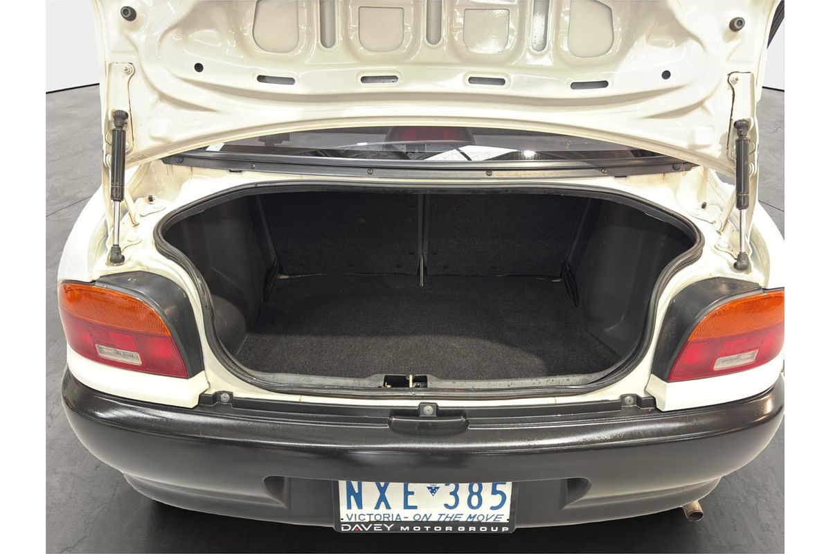 1996 Mazda 121 DB1033
