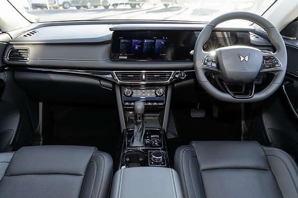 2025 Mahindra XUV700 AX7L