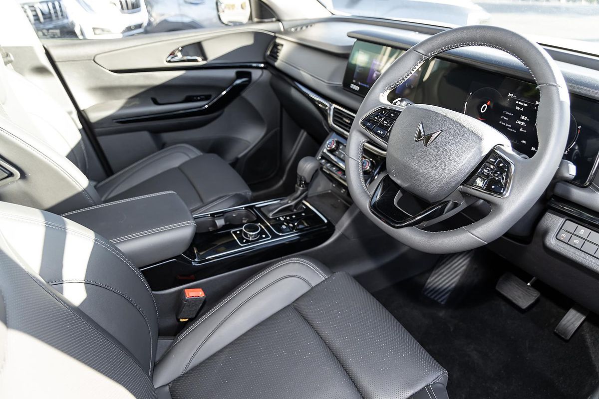 2025 Mahindra XUV700 AX7L