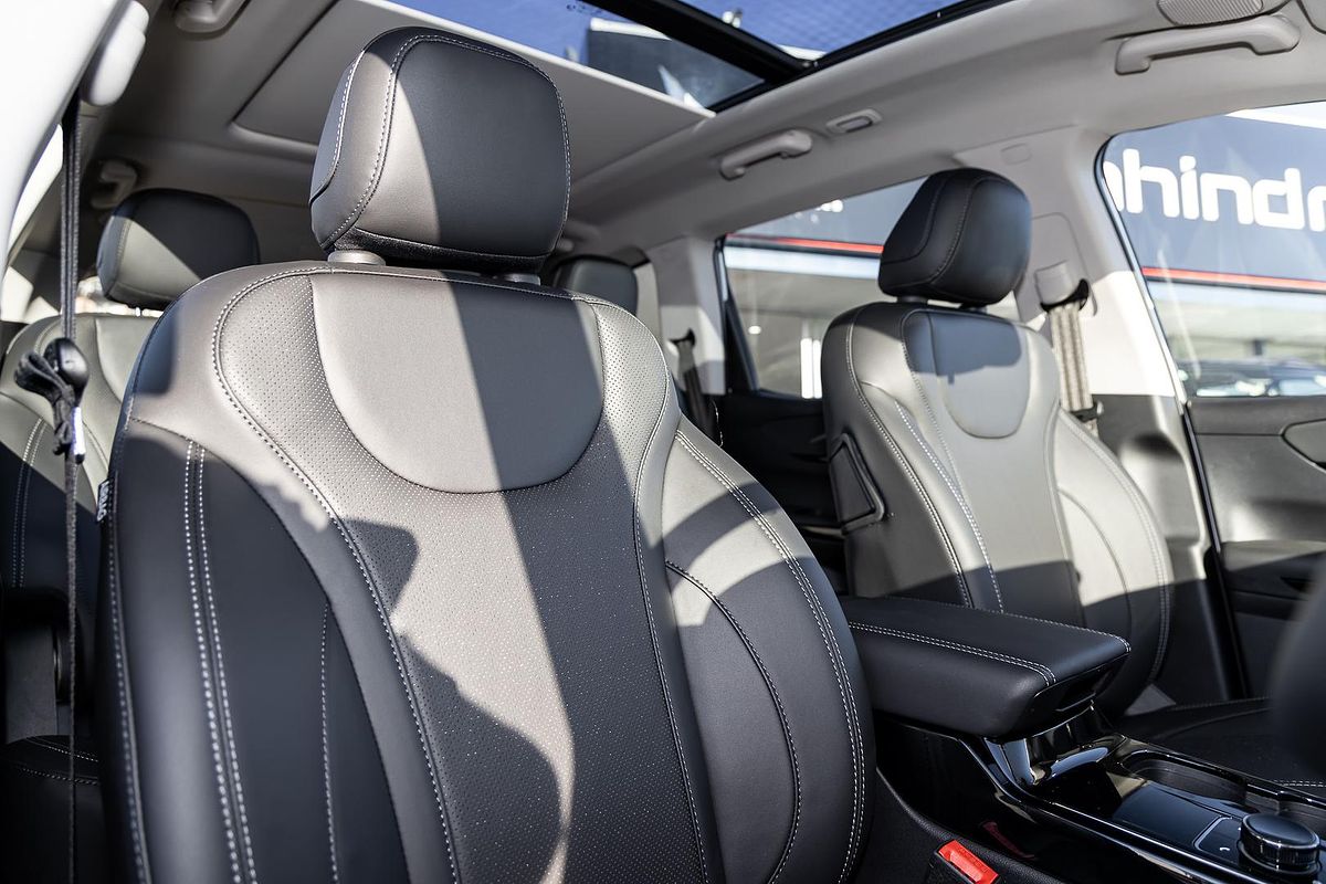 2025 Mahindra XUV700 AX7L