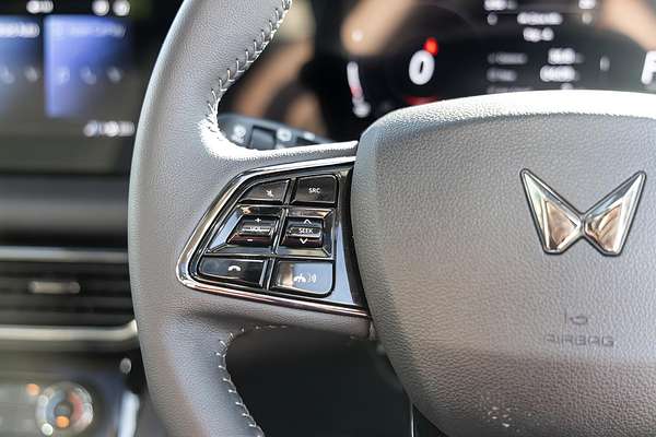 2025 Mahindra XUV700 AX7L