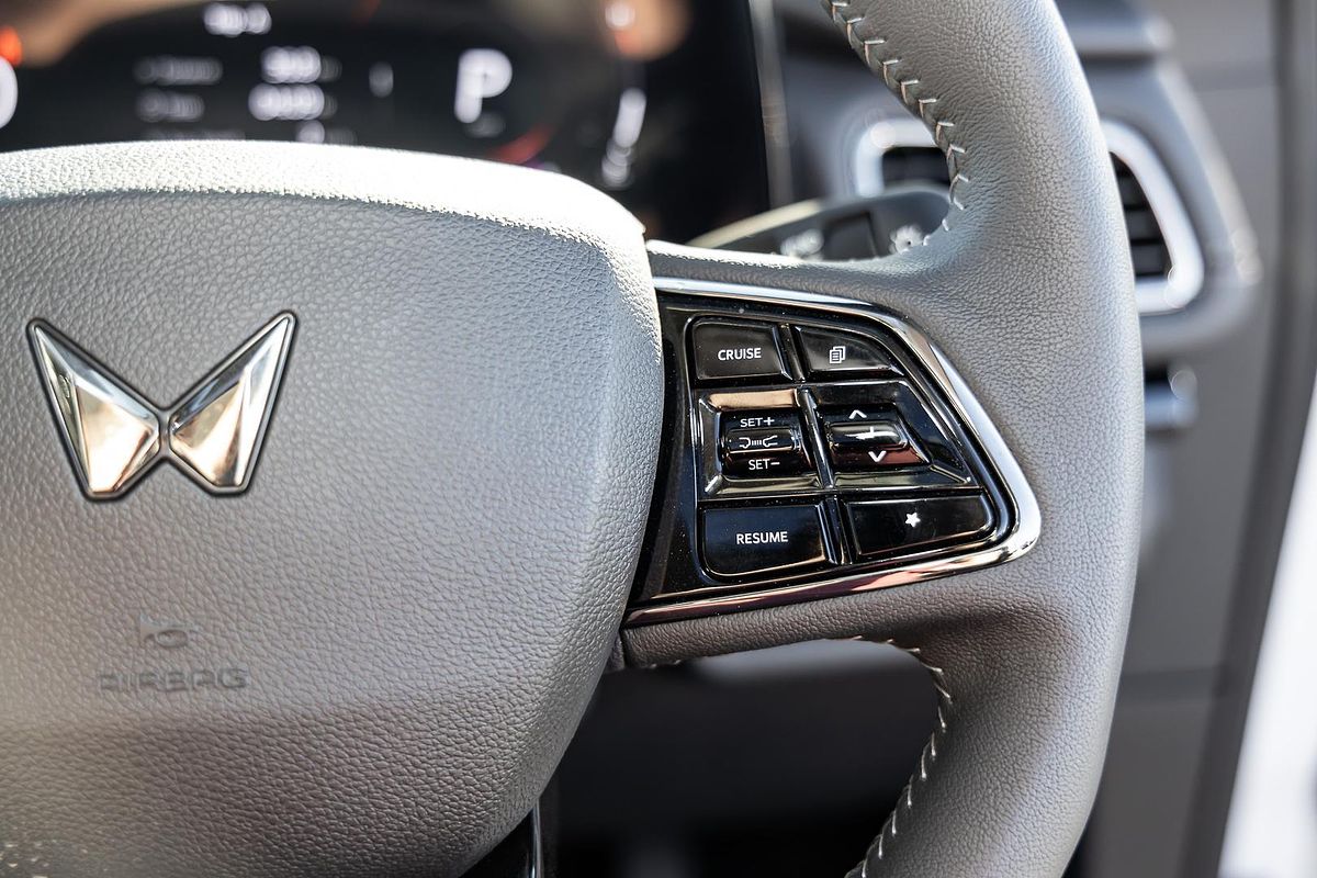 2025 Mahindra XUV700 AX7L
