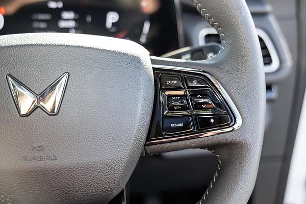 2025 Mahindra XUV700 AX7L