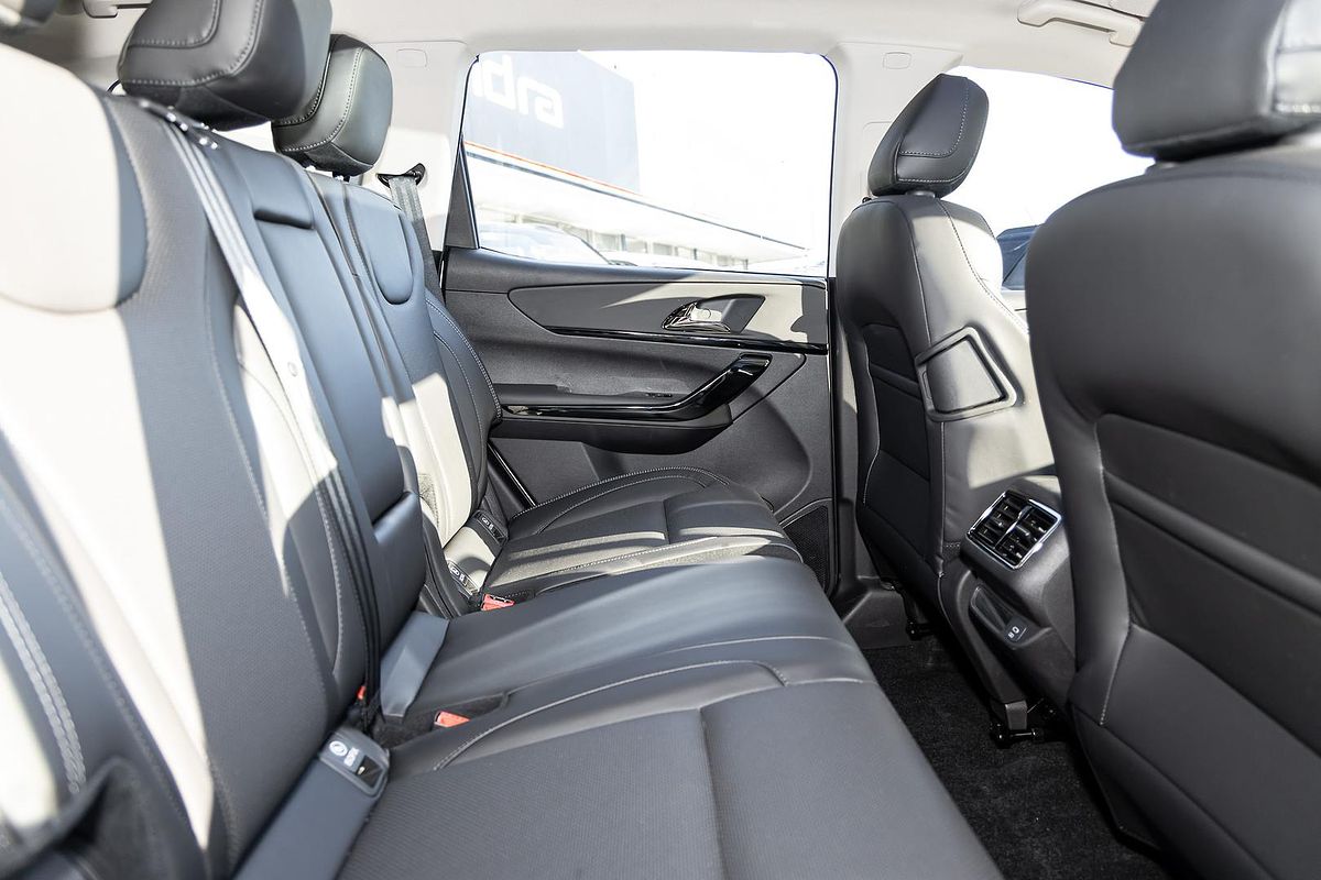 2025 Mahindra XUV700 AX7L