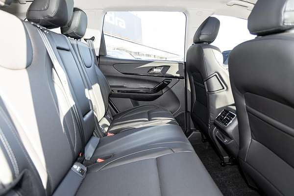2025 Mahindra XUV700 AX7L